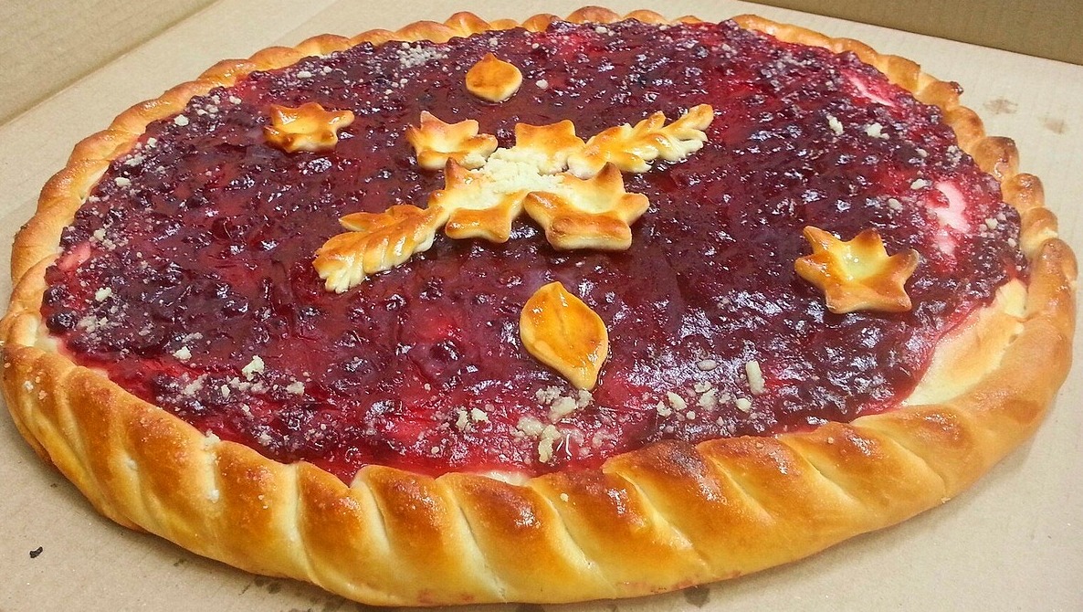 Пирог с ягодной или фруктовой начинкой.